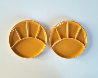 Zestaw 2 żółtych, dzielonych talerzy do grilla/fondue z lat 60. i 70. XX wieku. Jasba Niemcy N 0060322. Ceramika zachodnioniemiecka. Fajans z połowy XX wieku.