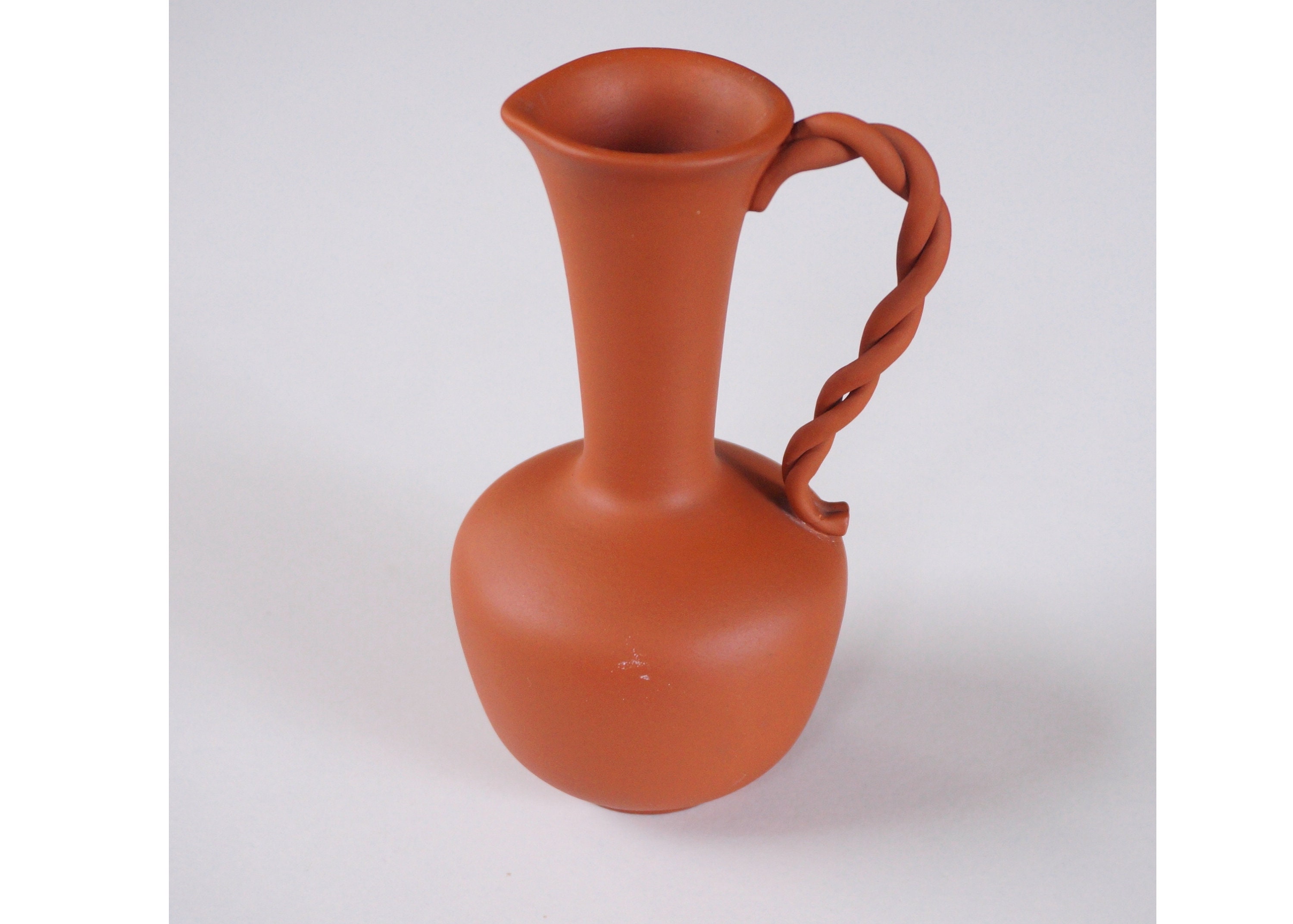 ヴィンテージの手作りの小さな水差しの花瓶。 Wormser Terra