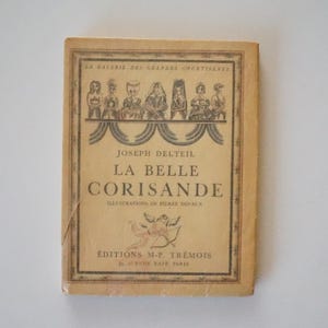 Op de afbeelding: Een vintage boek getiteld "LA BELLE CORISANDE" van Joseph Delteil, met illustraties van Pierre Devaux. De omslag heeft een decoratieve rand en de tekst "LA GALERIE DES GRANDES COURTISANES". Uitgegeven door Éditions M-P. Trémois, Parijs.