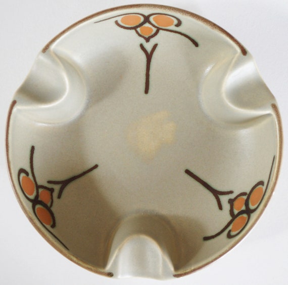 1930年代のセラミック灰皿。アローザの装飾、デザインはオランダの