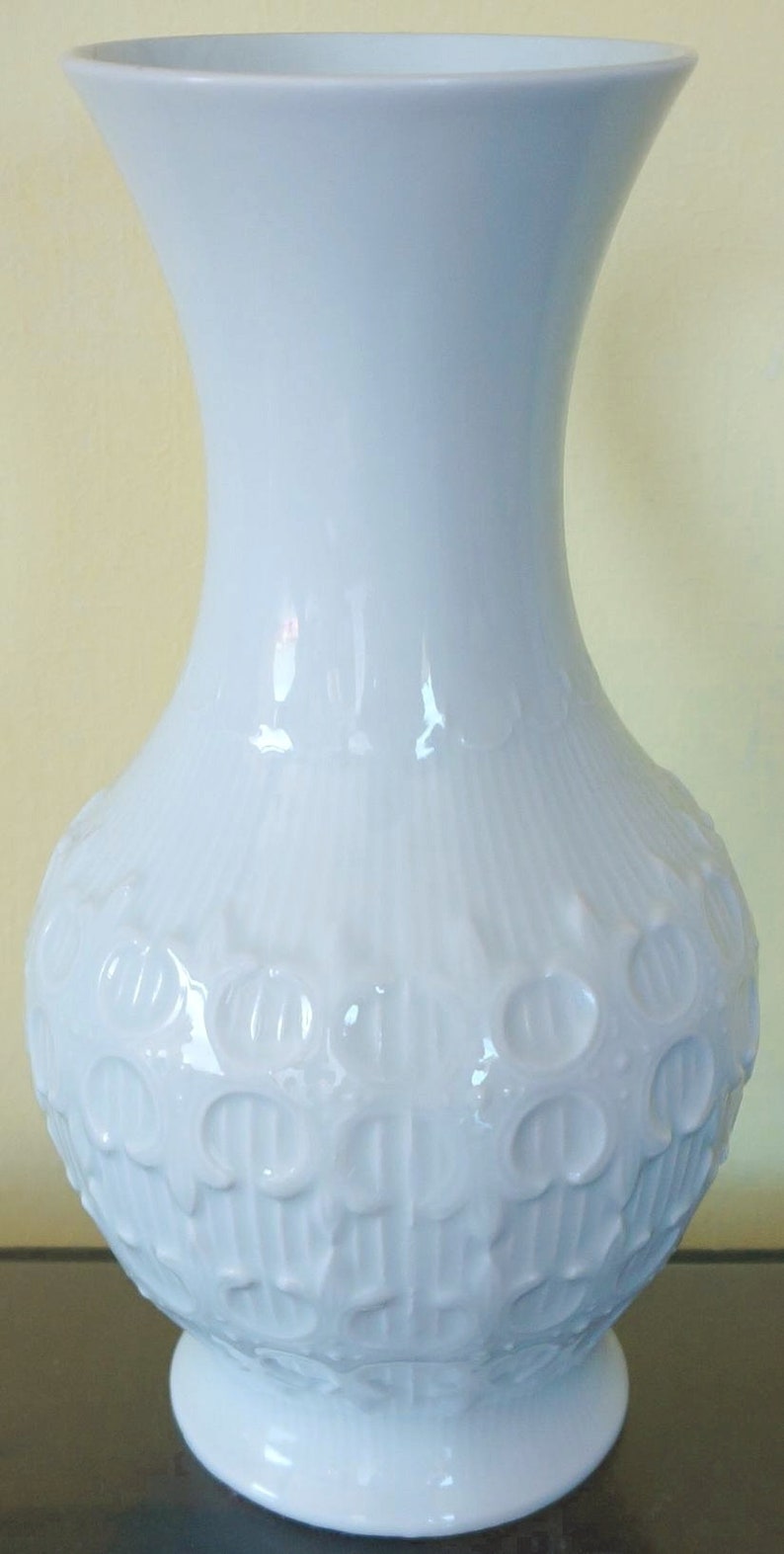 1970s: handled white porcelain vase, Royal Porzellan Bavaria, KPM Germany Handarbeit 1042 / 23. Abstract decor, mid century. Vase for roses image 3
