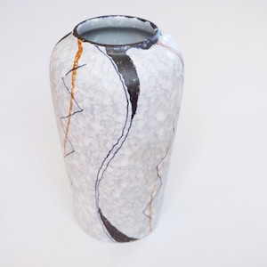Modernistische grau-weiße Vase, minimalistische abstrakte schwarze Linien. Jumbo Gouda Holland 302 Dekor Jolie. Niederländische Vintage-Keramik aus der Mitte des Jahrhunderts aus den 1950er Jahren