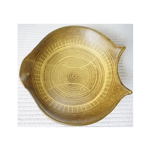 Vintage art fish shape pottery plate / tray by Jan van Erp Netherlands, hand decorated: two smiling fishes. Ocher + yellow, beautiful shape.