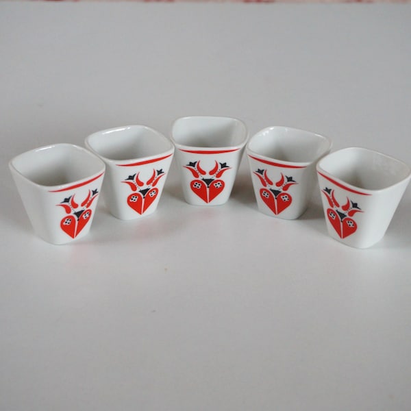 Hungarian vintage. 5 small porcelain cups for shots of brandy, liqueur, Palinka. Hollohaza Hungary 1831. Red hearts folk decoration, c 1980