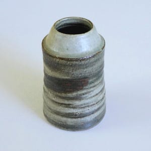 Jaan Mobach, Utrecht, Holandia. Ręcznie robiony wazon w stylu vintage, w ziemistym kolorze. Sygnowany: Jaan 83. Kolekcjonerska holenderska ceramika artystyczna z lat 1970/1980. Kolory beżowo-brązowe.