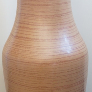 Puede incluir: Un jarr&oacute;n alto de cer&aacute;mica marr&oacute;n claro con un patr&oacute;n de veta de madera. El jarr&oacute;n tiene una base ancha y un cuello estrecho.