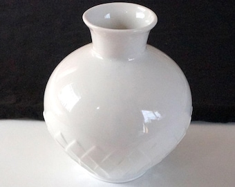 White relief decor: minimalist style 1960s vase. Schumann Arzberg Bavaria, West Germany 1060. Vintage mid-century porcelain. Great condition