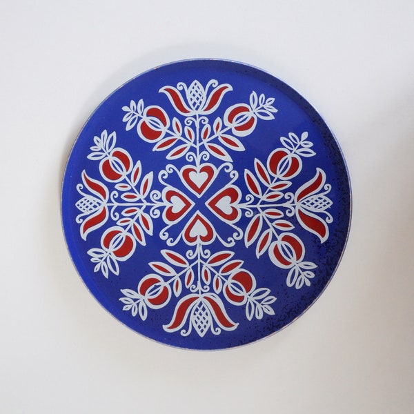 Bavarian style folk decor "Vroni" red and white on blue. Vintage cake plate / platter Wächtersbach Germany. Festive happy 1960s presentation