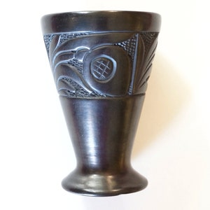 Vaso nero sgraffitto intagliato a mano 3006, firmato. Korond Romania o Mohacs Ungheria. Ceramica della metà del secolo. Forma a calice con piede. Ottime condizioni.