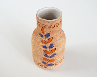 Vaso in ceramica vintage anni '60, Fratelli Fanciulacci Italia. Mezzo secolo. Superficie marrone opaca ruvida con piccole foglie arancioni e blu dipinte a mano