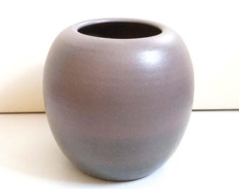 Great pottery skills: Hand-thrown vase, soft brown gray glaze. Gubbels, Helden / Netherlands. Studio art. Vintage mid-century Holland, 1970s