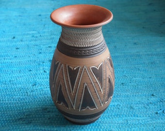 Jarrón de clinker tallado a mano, década de 1950. Alemania Occidental, probablemente Eiwa. Decoración esgrafiada con recortes de arcilla que imitan madera. Cerámica alemana vintage.