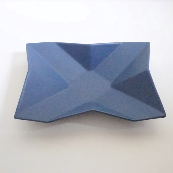 Plate / bowl Memphis, satin blue. Asa Selection Germany. Great condition. Origami form design minimalist 20th century. Architectural quality