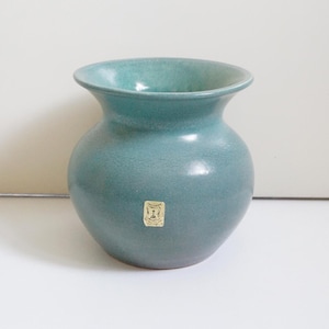 Vaso/fioriera in ceramica smaltata verde-blu satinata. Modello H3 di Prosman, Olanda. Ceramica minimalista e modernista. Design vintage olandese per l'arredamento di casa degli anni '70.