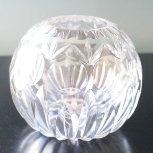 Mid-century globe lead crystal cut glass vase, Op art décor. Pumpkin model, ribbed with large lenses. Very decorative. In great condition