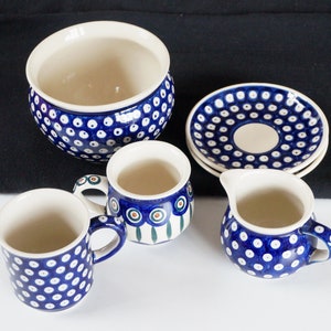 Set blue peacock eye pieces: 2 mug, 2 saucers, 1 creamer, 1 planter (vase), vintage hand-painted pottery set. Boleslawiec / Bunzlau, Poland.