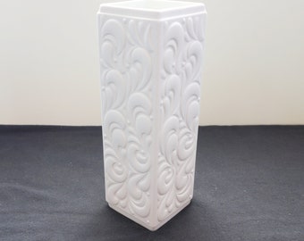 Rectangular shape 1970s matte white vase. Tirschenreuth Hutschenreuther, West Germany. Mid-century porcelain, minimalist area. Op Art style