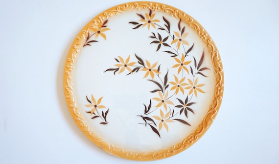Lovely ceramic cake platter Villeroy & Boch, Torgau Germany, ca 1930. Yellow brown clematis airbrush decor: Spritzdekor. Vintage pottery