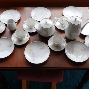 Beautiful pastel abstract flower decor, true 1950&#39;s porcelain service, Schumann Bavaria Germany. Plates, coffee/tea pot, cups, saucers etc