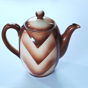 Large antique XL tea / coffee pot. Brown and cream white. Boleslawiec Germany / Poland. Abstract Bauhaus Bunzlau airbrush decor, spritz decoration