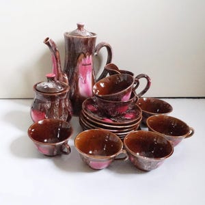 Vallauris France te-/kaffeservis, brun och rosa vit fettlava. Vintage 1970-tal. Kaffe-/tekanna, 7 koppar + fat, gräddkanna, sockerskål