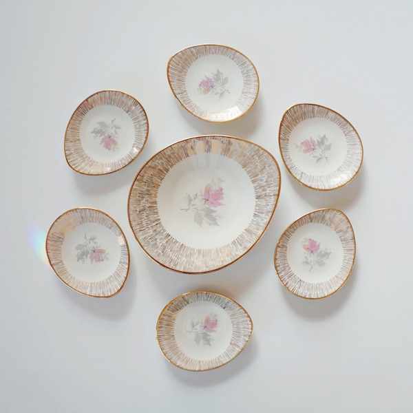 Ensemble de présentation de petits fours/snacks en porcelaine fine à décor de rose tendre des années 1940. 1 Assiette 6 plats. Oscar Schaller Bavière Allemagne. Condition parfaite