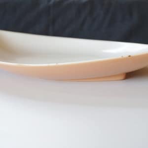 Tulip leaf shape tray, plate 1960/1970s. De Driehoek Huizen Holland Dutch ceramic Netherlands. Design Fokke Hamming. Mid-century minimalism