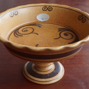 Handbemalte Schale mit Fuß, Flora Gouda Holland Argos, Modell 951. Ockerbrauner Obstteller. Fayence aus der Mitte des Jahrhunderts. Vintage Keramik Niederlande.