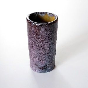Vaso in ceramica artistica olandese da collezione, metà del XX secolo. Vintage anni '60. Pieter Groeneveldt, Paesi Bassi. 104/14 Smalto viola-marrone a effetto lava.