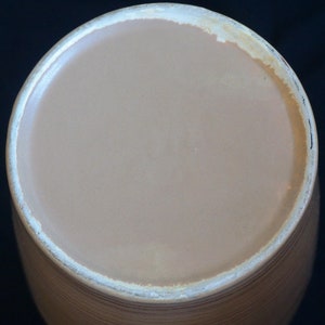 Puede incluir: Un tarro de cer&aacute;mica marr&oacute;n con un borde blanco y un patr&oacute;n acanalado. El tarro est&aacute; vac&iacute;o y la parte superior es visible.