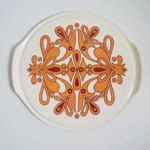 Keramiskt kakfat / serveringsfat, intrikat mandala brunt på benvitt 1960/70-talet. Herbolzheim 107-30, Västtyskland. Vintage keramik