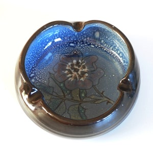 Guernsey Art Pottery Vintage Aschenbecher / Tablett. Handgefertigt. Blau-weißes Disteldekor. Charakteristische Mitte des Jahrhunderts. Mittlere Größe. Jahrgang um 1980