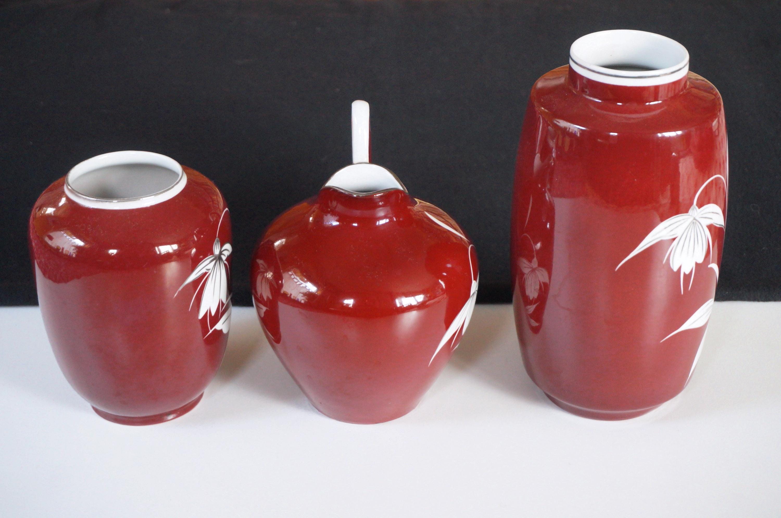 白と銀の花、深紅の磁器の花瓶 2 個、VEB リッペルスドルフ GDR / DDR 