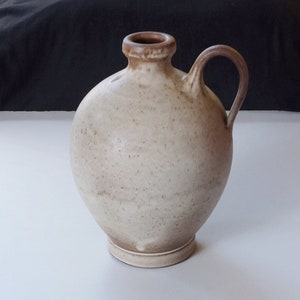Perfect studio pottery vase, handmade mid-century. Hartwig Heyne (Hoy Keramik) West Germany, signed. Vintage 1960s. Weird matte beige glaze