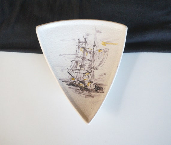 Beautiful sailing ship painted on triangular ceramic platter. Es Keramik West Germany. Characteristic 1950s pottery plate shaped like a sail