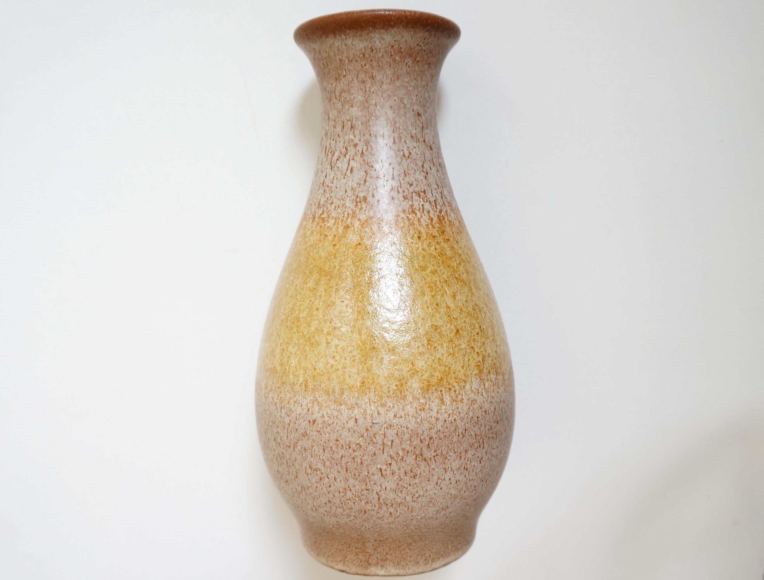 1960 年代の自然への愛: 砂と黄土色の花瓶。ビンテージ
