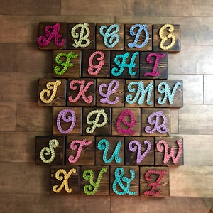 PRONTO PARA PENDURAR String Art Inicial, Letras de String Art, Presente de Monograma Único, Presente de Casamento, Presente de Bebê, Decoração de Quarto Infantil