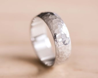 Anillo de plata Argentium martillado a mano: Anillo ético reciclado, Anillo para hombre, Anillo de boda para hombre