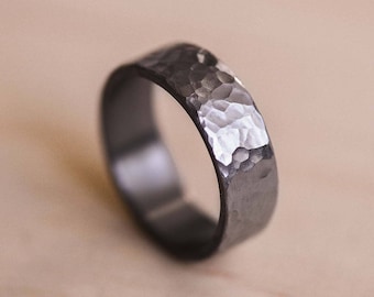 Anello in tantalio martellato, Tantalio grigio blu scuro, Fede nuziale in tantalio, Fede nuziale scura, Anello martellato