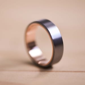 Gebürsteter Tantalring mit 9 Karat Roségold-Liner, dunkelblauer grauer Tantal-Ehering, grauer Ehering, Herrenring