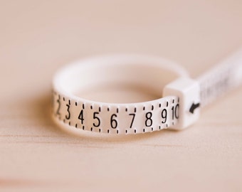 Reusable Plastic Ring Sizer, Adjustable Finger Measuring Tool, Wedding Ring & Band Size Finder