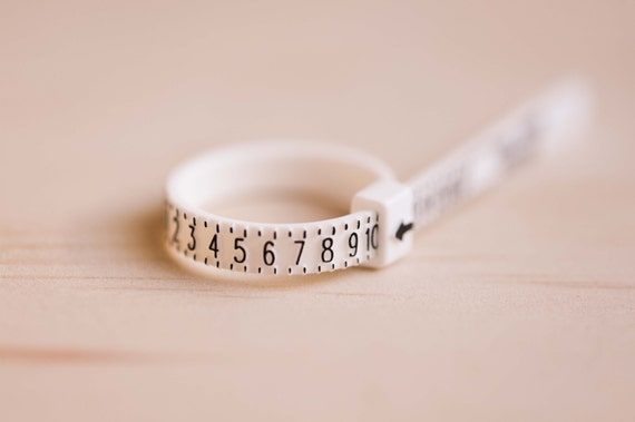 Reusable Plastic Ring Sizer, Adjustable Finger Measuring Tool, Wedding Ring & Band Size Finder