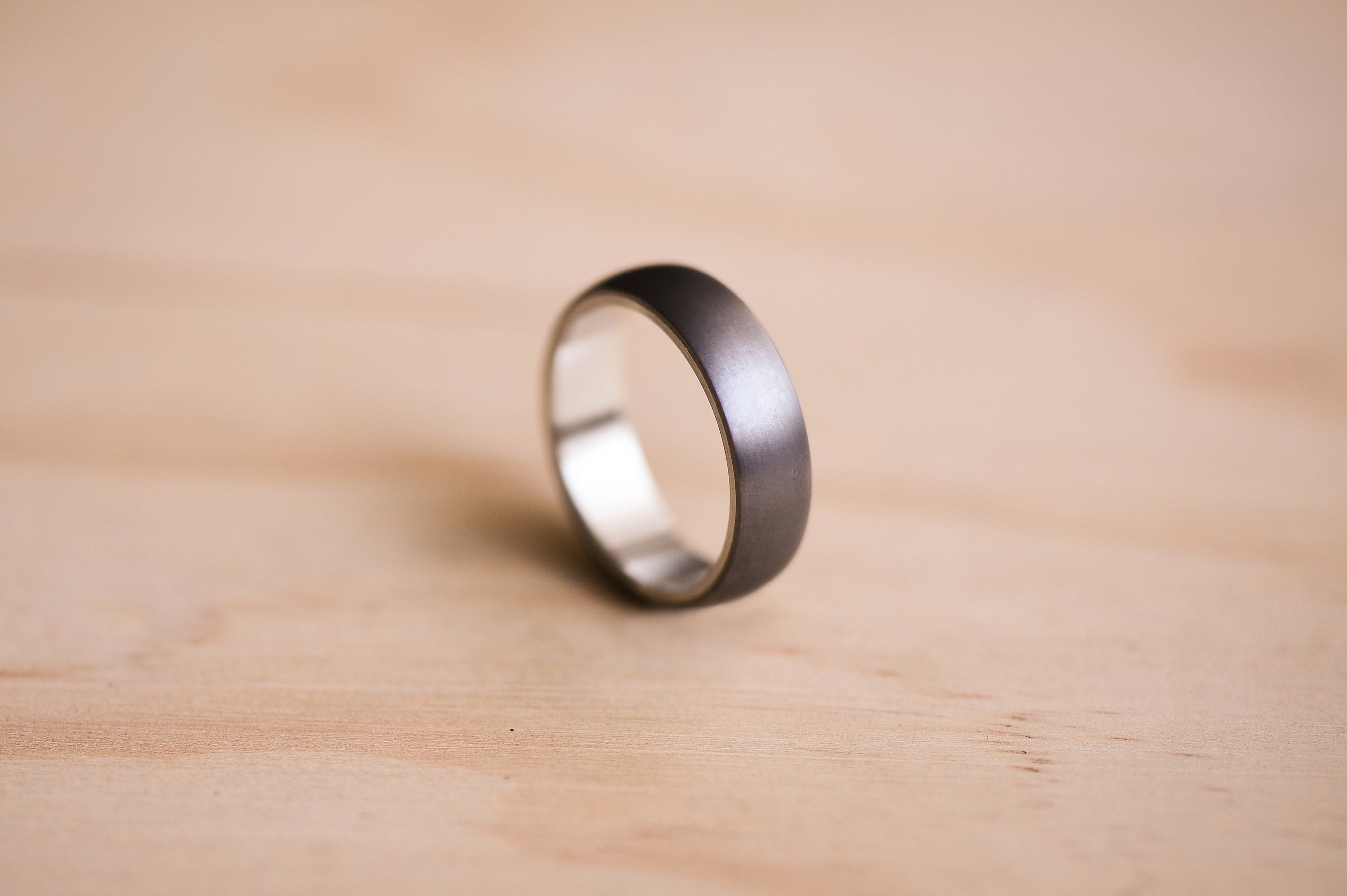 Anello in tantalio bombato spazzolato con fodera in oro bianco, tantalio grigio blu scuro, fede nuziale in tantalio