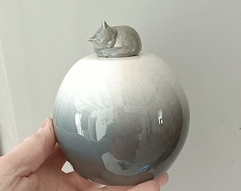 Cat urn - Cat on urn - White/grey and grey cat