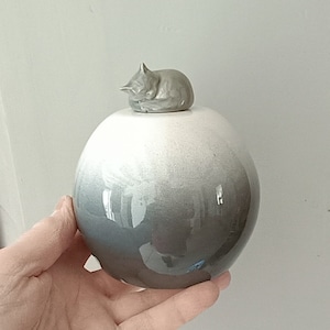 Cat urn - Cat on urn - White/grey and grey cat