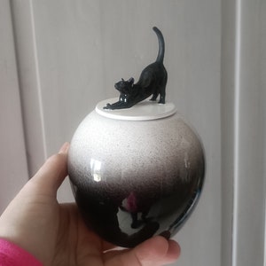 Cat urn - Stretching cat - White/Black