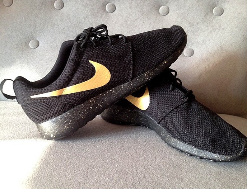nike roshe run black and gold