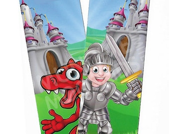 Könnte beinhalten: Ein roter Drache mit weit offenem Maul und großen Augen steht neben einem Ritter in silberner Rüstung, der ein Schwert hält. Der Ritter und der Drache stehen vor einem Schloss mit rosa und weißen Türmen. Der Text "MUNCHIE MOOSKIDS LIMITED" befindet sich in der oberen linken Ecke.