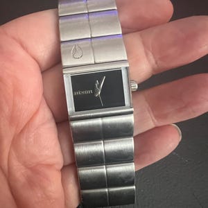 Fino reloj de cuarzo Nixon en tono plateado