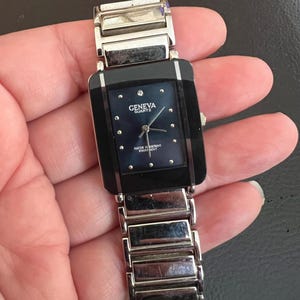 Fine Ladies Geneva Silver Tone Quartz Watch